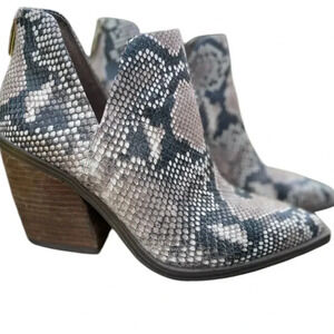 Vince Camuto Snakeskin Gidgeta Bootie Size 7.5M